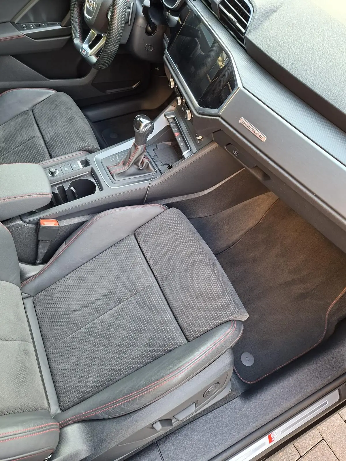 Passagiersstoel en mat in een Audi na dieptereiniging