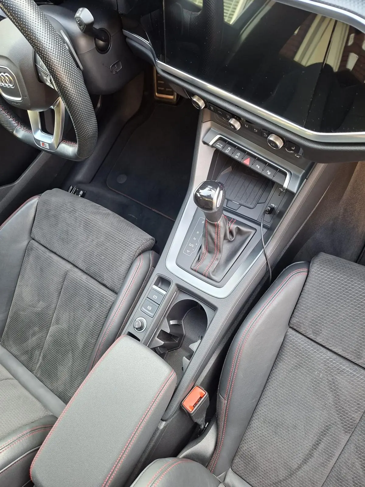 Middenconsole van een Audi na reiniging