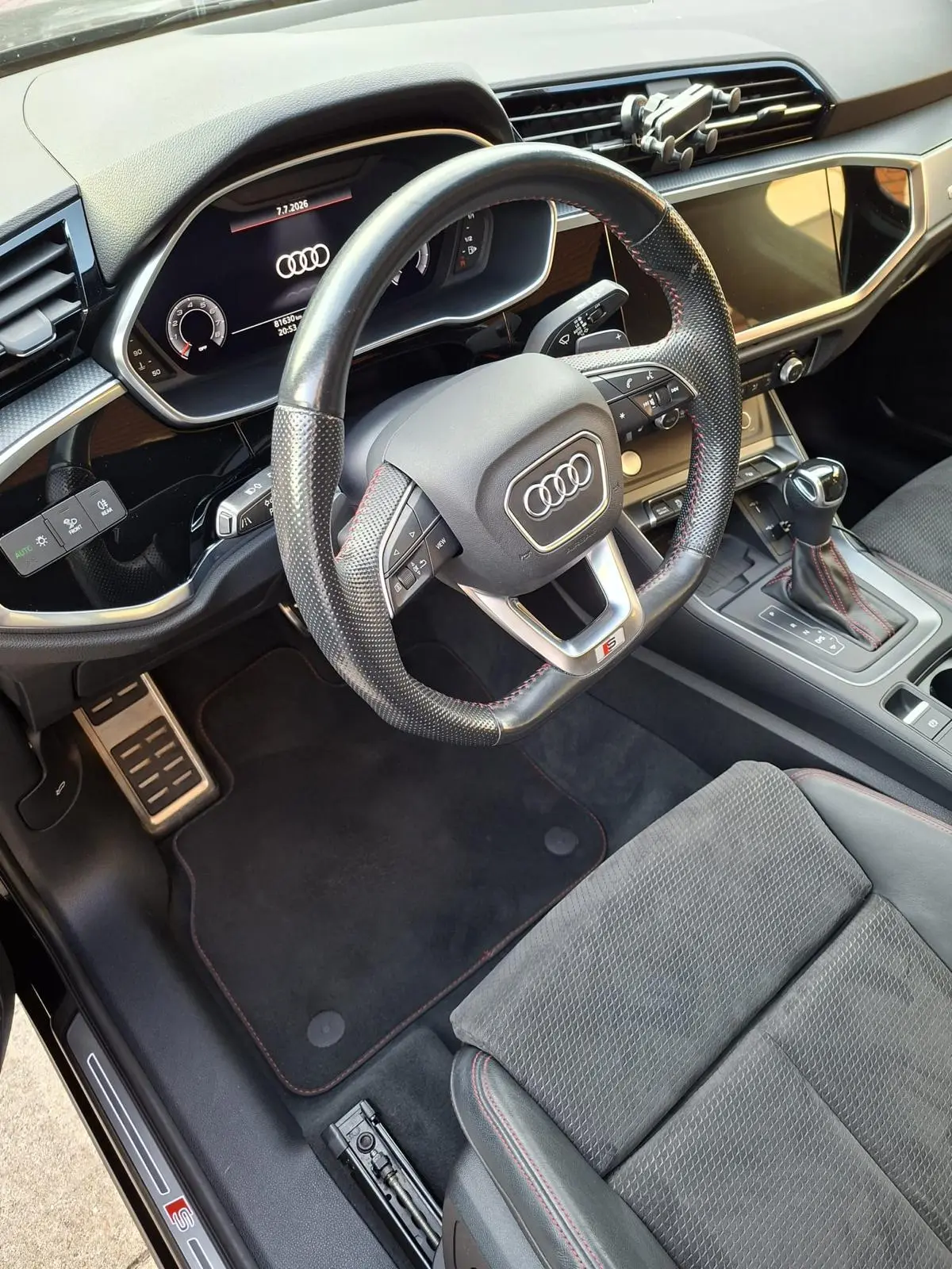 Audi cockpit en bestuurdersmat na dieptereiniging