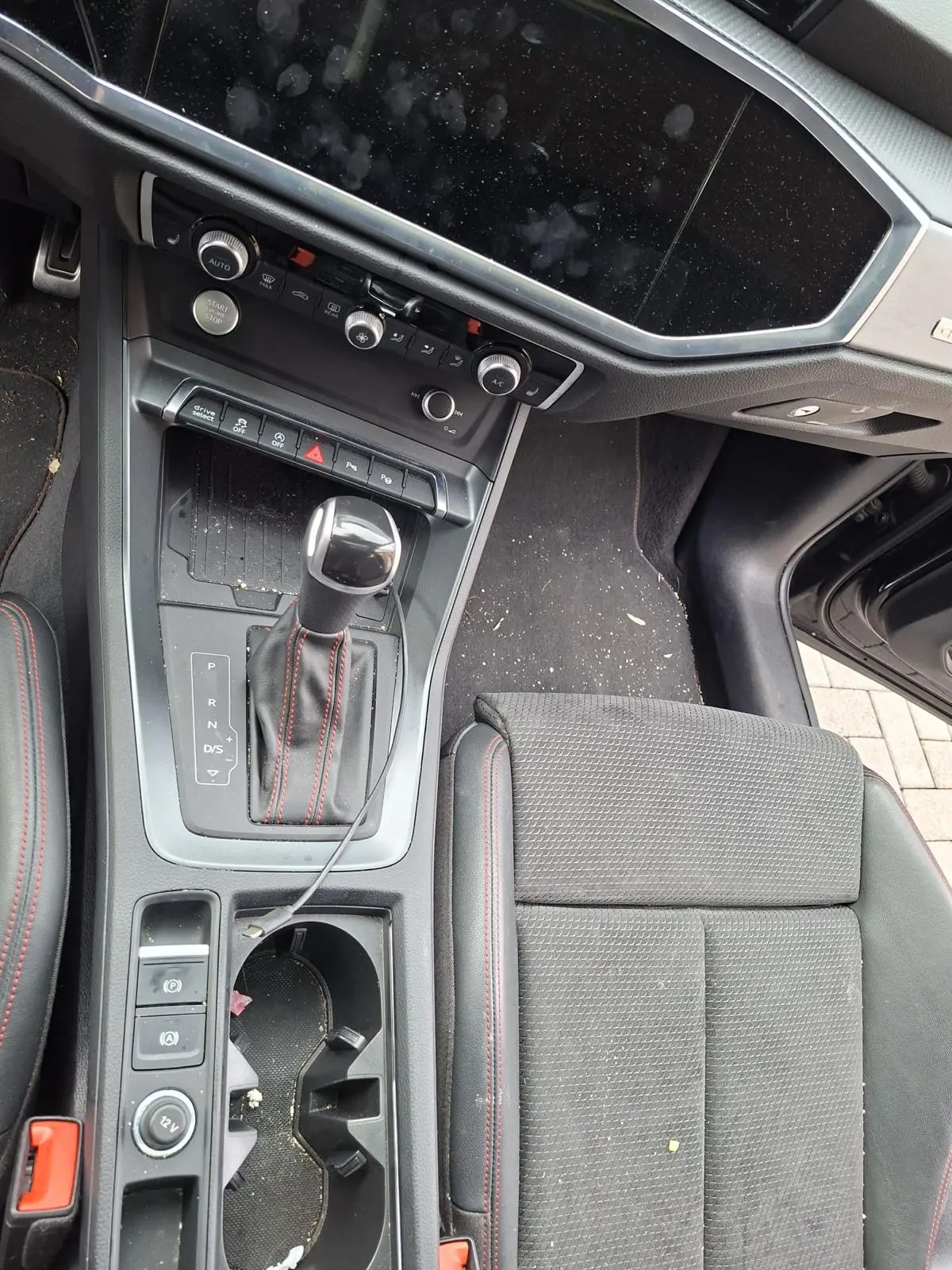 Bestofte middenconsole van een Audi voor reiniging