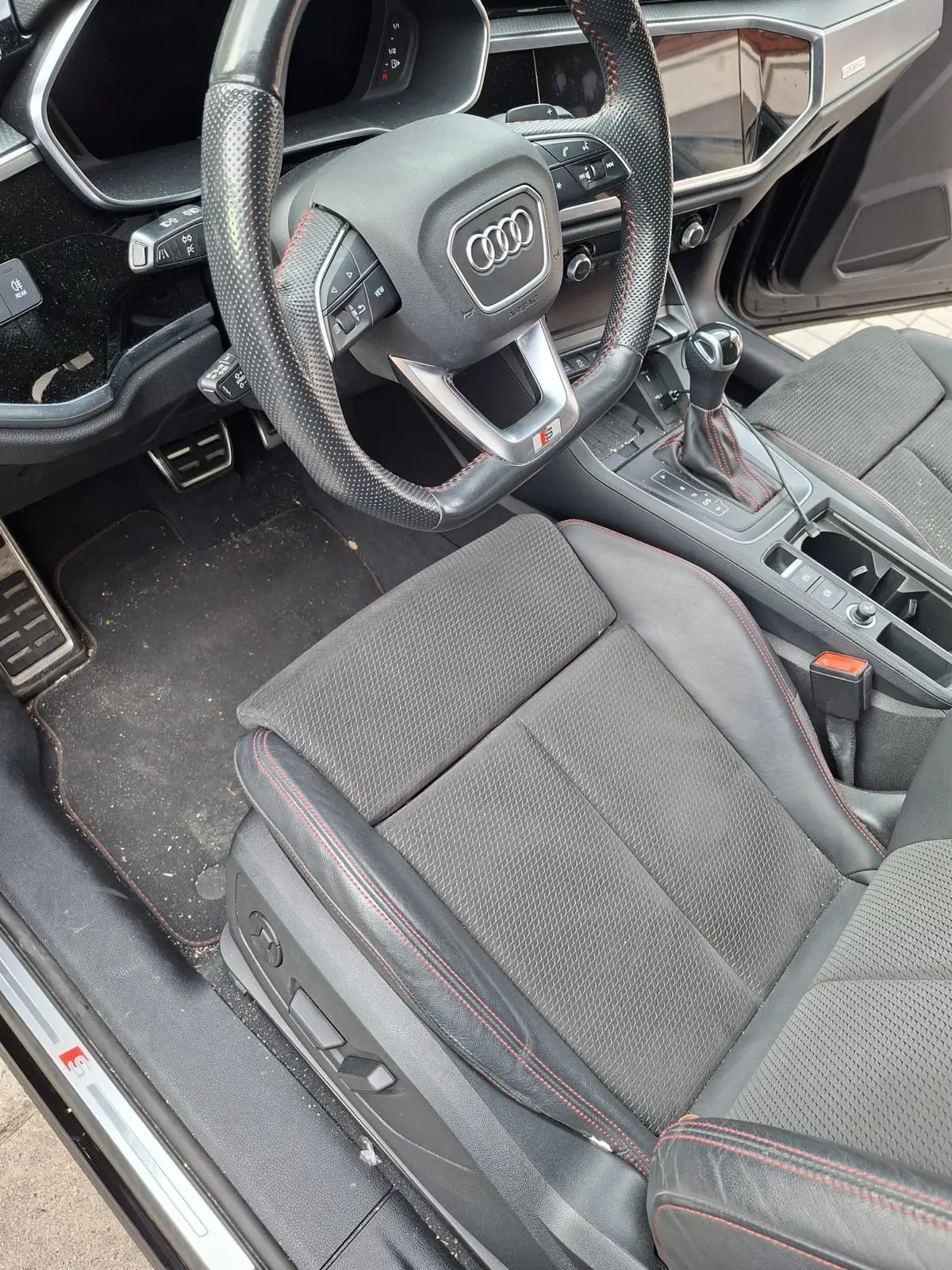 Vieze mat aan de bestuurderszijde van een Audi voor reiniging