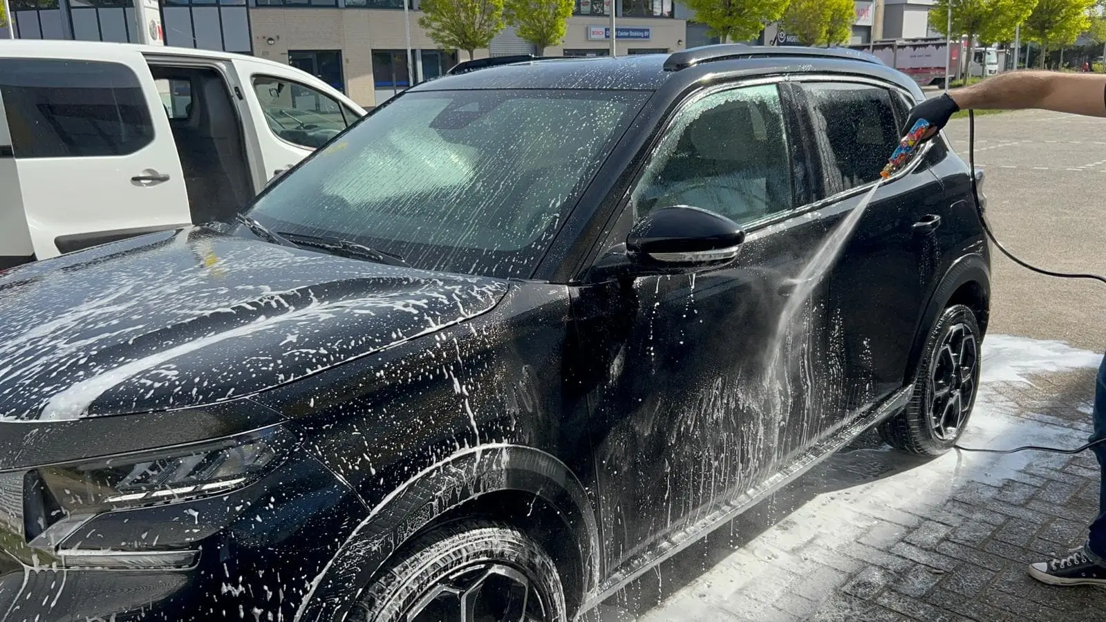 Auto in volledige schuim tijdens handwas